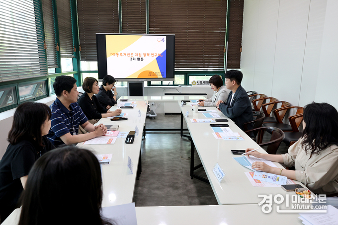 시흥시의회 의원 연구단체 '아동주거빈곤 지원정책 연구회'가 전문가를 초빙해 강의를 듣고 있다. <사진=시흥시의회>