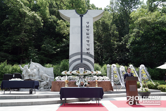 신상진 성남시장은 지난 1일 성남항일의병기념탑에서 열린 ‘제14회 의병의날 남상목의병장 순국 116주기 추모제’에서 인사말을 하고 있다 .<사진=성남시>