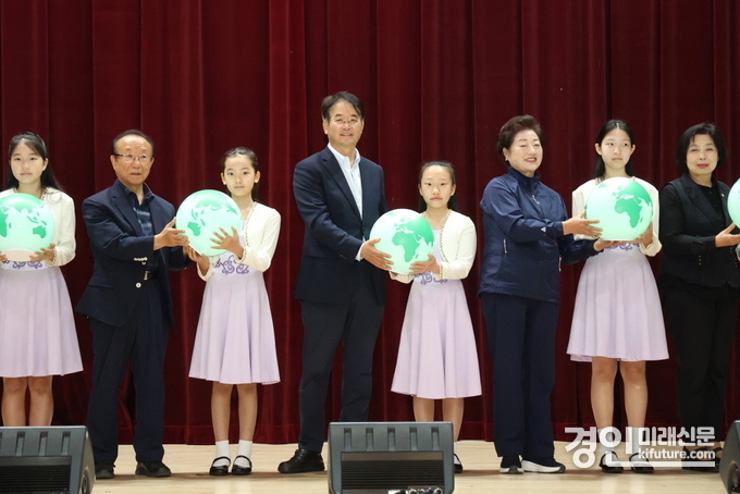 고양시가 제29회 환경의 날 기념식에서 녹색 지구를 자녀들에게 전달하고 있다. <사진=고양시>