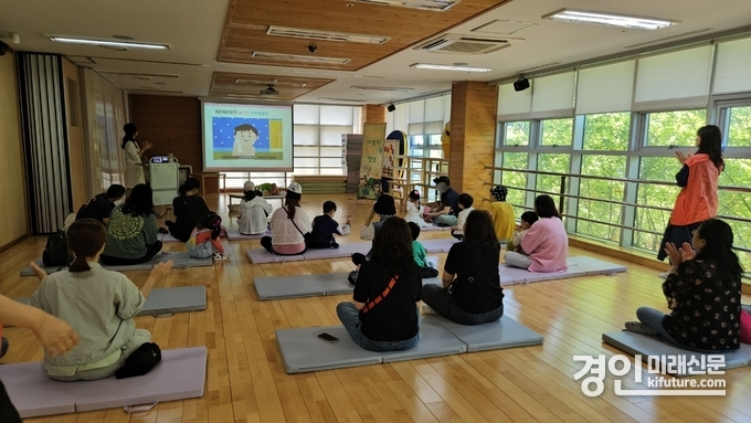 군포시 드림스타트가 온가족 건강나들이 목욕 보습교육을 실시하고 있다. <사진=-군포시>
