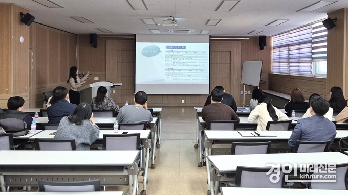 경기도교육청이 현장 중심 맞춤형 지원 서비스에 대해 설명을 하고 있다. <사진=경기도교육청>