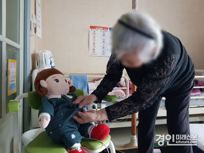 한 어르신이 AI 돌봄 로봇 ‘효순이’를 이용하고 있다. <사진=고양시>