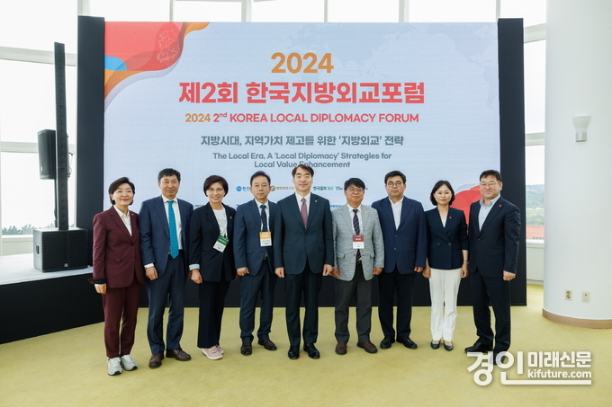 김미숙 경기도의원(왼쪽 3번째)이 제2회 한국지방회교포럼에서 관계자들과 기념촬영을 하고 있다. <사진=경기도의회>