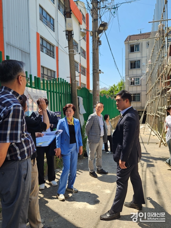 최민 경기도의원(오른쪽)이 광명 11구역 주변 통행 문제 해결을 위해 관계자들과 점검을 하고 있다. <사진=경기도의회> 