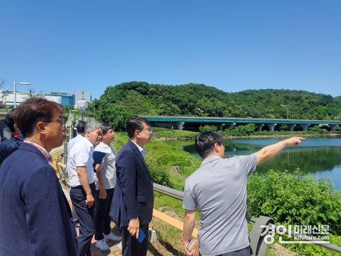 오산시가 한국농어촌공사와 기흥저수지 합동 점검을 실시하고 있다. <사진=오산시>