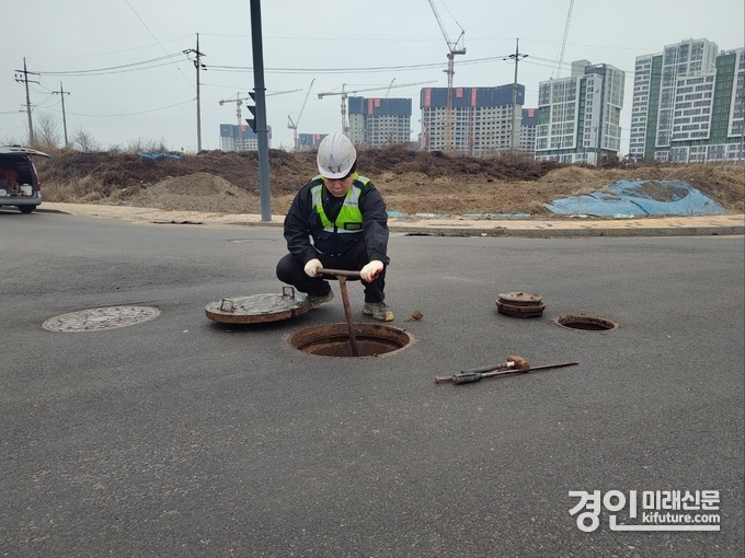 오산시 관계자가 상수도관을 점검하고 있다. <사진=오산시>