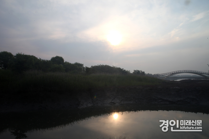 6일 오전 6시 30분께 시흥 갯골에서 바라본 일출. 태양이 짙은 구름을 헤집고 힘차게 떠오르고 있다. <사진=민경호 기자>