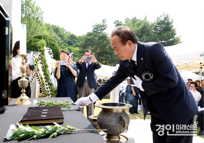 성남시의회 이덕수 의장이 헌화하고 있다. <사진=성남시의회>
