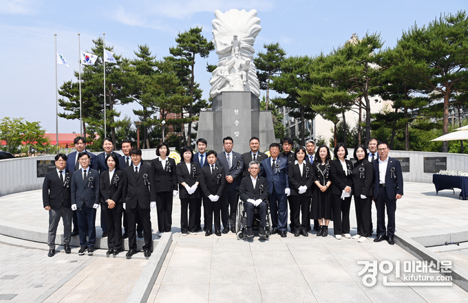 화성시의회가 제69회 현충일 추념식에서 기념촬영을 하고 있다. <사진=화성시의회>