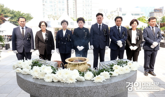 경기도의원들이 6일 ‘제69회 현충일 추념식’에서 헌화하고 묵념을 하고 있다 .<사진=경기도의회>