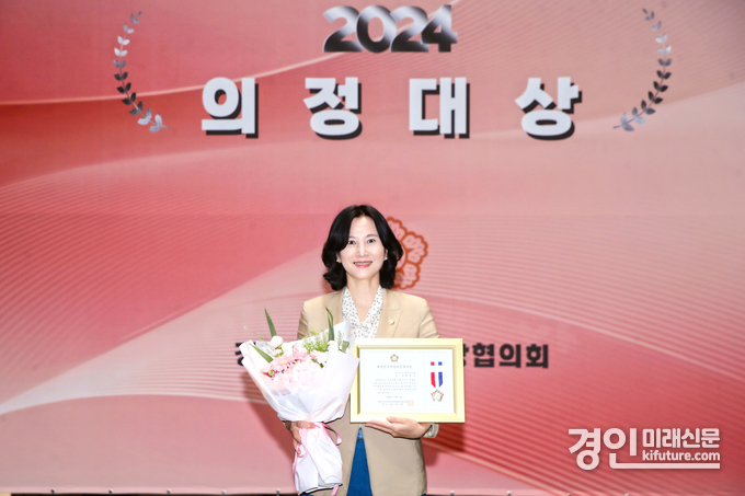 배현경 화성시의원이 대한민국지방의정봉사상을 수상하고 기념촬영을 하고 있다. <사진=화성시의회>
