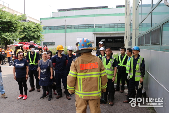 광명소방서가 지난 7일 재활용 선별처리 시설에서 화재 적응훈련을 실시하고 있다. <사진=광명소방서>