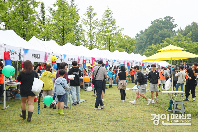 의왕시민들이 제21회 의왕단오축제를 즐기고 있다. <사진=의왕시>