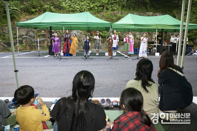 강씨봉 아름드리 다문화합창단이 공연을 하고 있다. <사진=경기도의회>