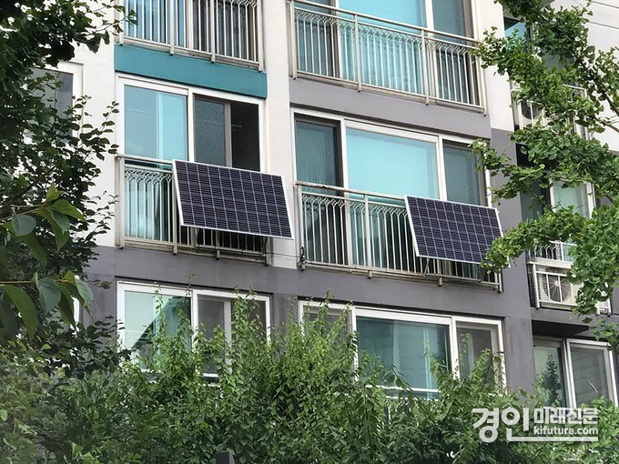 아파트 베란다 난간에 설치된 미니태양광 모듈 전지판 모습. <사진=성남시>