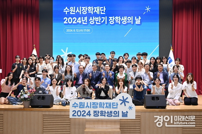 이재준 수원시장(둘째 줄 오른쪽 6번째)이 장학생들과 기념촬영을 하고 있다. <사진=수원시>