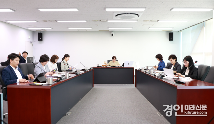성남시의회 행정교육위원회가 회의를 진행하고 있다. <사진=성남시의회>