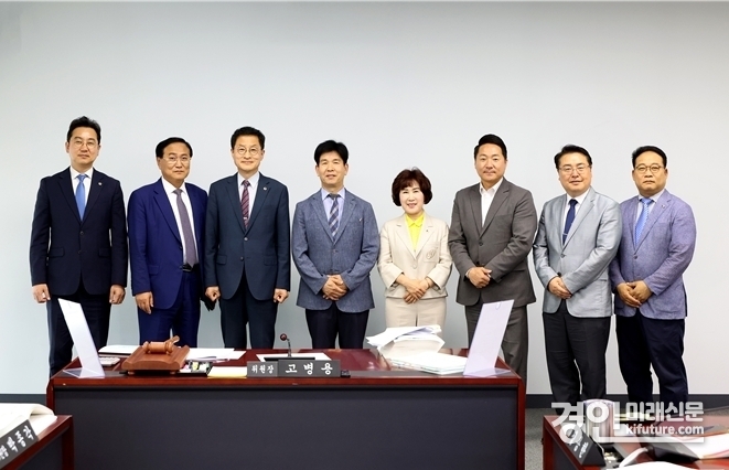 성남시의회 경제환경위원회 위원들이 기념촬영을 하고 있다. <사진=성남시의회>