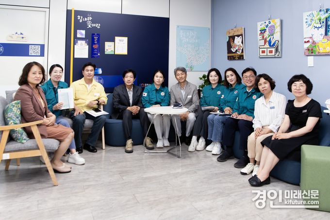 김포시의회 행정복지위원회가 정신건강복지센터를 방문한 가운데 관계자들이 기념촬영을 하고 있다. <사진=김포시의회>