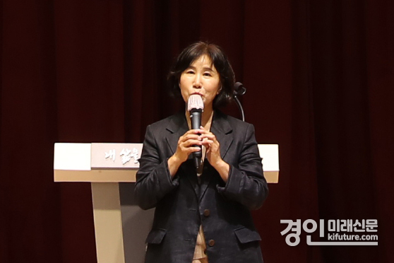 김경희 화성시의회 의장이 15일 화성시요양보호사협회 창립식에서 축사를 하고 있다. <사진=화성시의회>