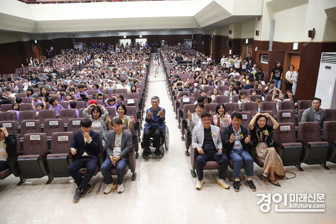 제12회 화성시 꿈나무 축제에서 화성시의회 의원들이 어린이들과 함께 기념촬영을 하고 있다. <사진=화성시의회>