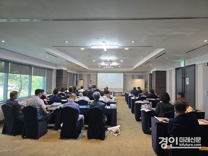 대한민속놀이연구소 K놀이문화연수원이 학교 관리자들을 대상으로 역량강화 직무연수를 진행하고 있다. <사진=대한민속놀이연구소>