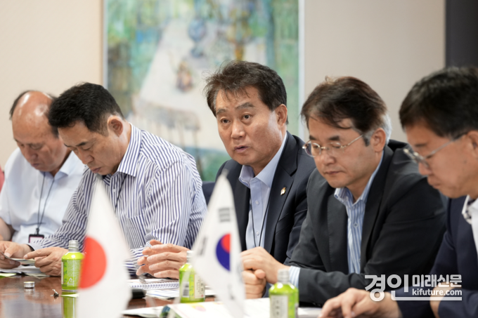 하은호 군포시장(가운데)이 가나가와현 관계자의 설명을 듣고 있다. <사진=군포시>