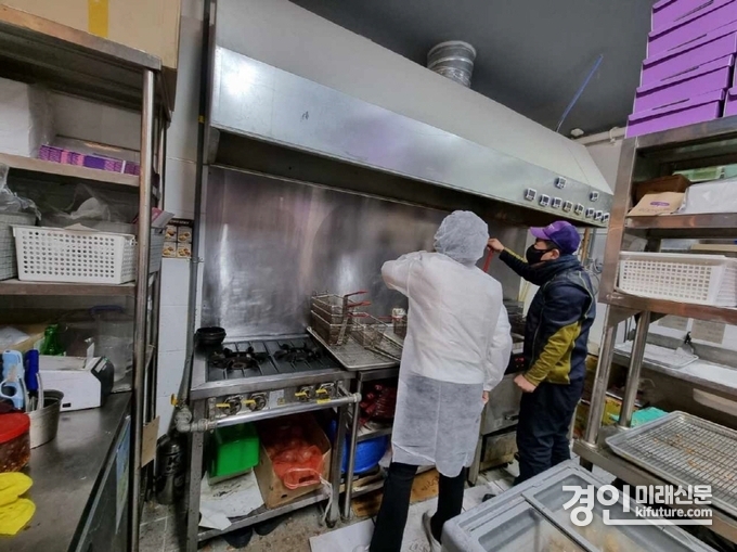 고양시 관계자가 식중독 예방진단 컨설팅을 실시하고 있다. <사진=고양시>