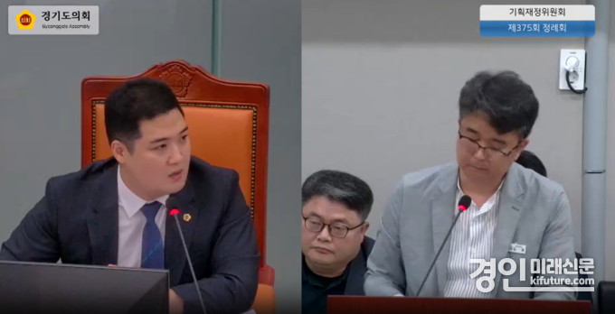 최민 경기도의원(왼쪽)이 ‘국지도 82호선 갈천-가수 도로건설공사’ 예비비 부적정 지출을 지적하고 있다. <사진=경기도의회>