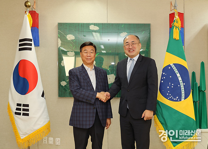 신상진 성남시장(왼쪽)이 지난 20일(현지시간) 브라질 상파울루 대한민국 총영사관에서 황인상 상파울루 한국 총영사와 기념사진을 찍고 있다. <사진=성남시>
