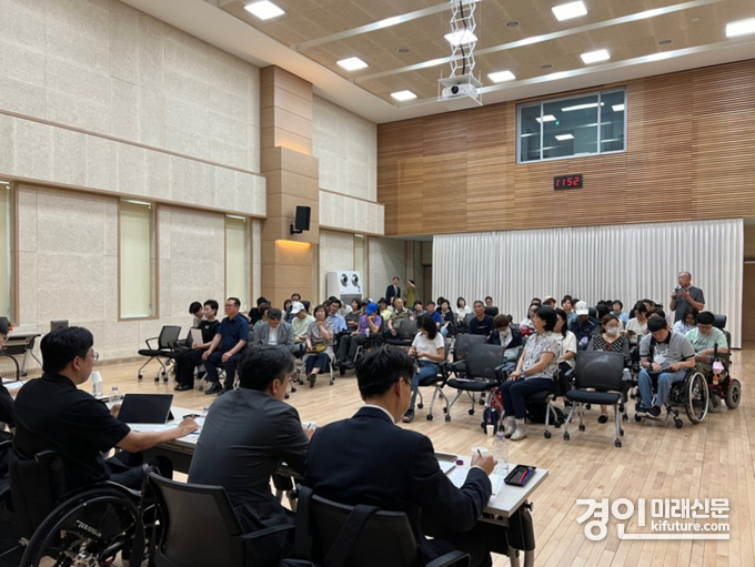 고양시의회 건설교통위원회가 ‘장애인 이동편의 증진’과 관련한 정책토론회를 열고 있다. <사진=고양시의회>