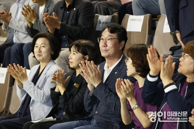 정명근 화성시장(가운데)이 여성 화합한마당에서 시민들과 함께하고 있다. <사진=화성시>