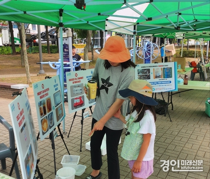 시흥도시공사가 올바른 분리배출 캠페인을 진행하고 있다. <사진=시흥도시공사>