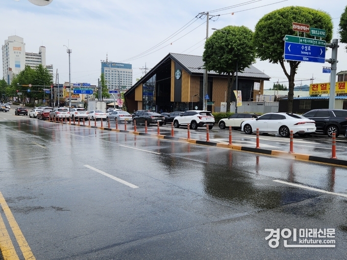 수원시가 폭염 대책으로 경수대로에 설치된 노면빗물분사시스템을 가동하고 있다. <사진=수원시>