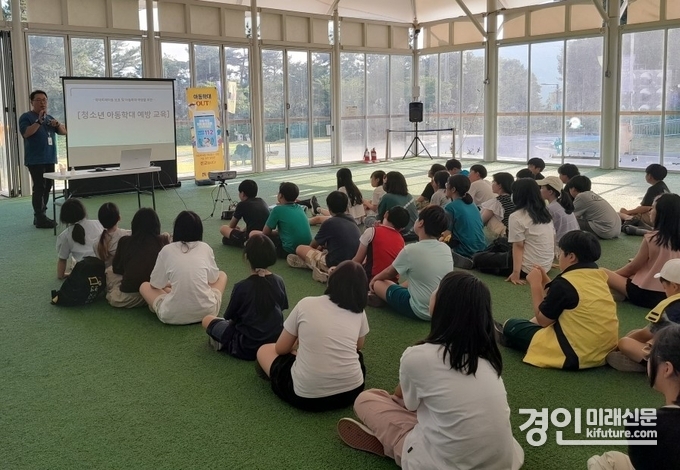 안성시 관계자가 청소년 아동학대 예방 교육을 실시하고 있다. <사진=안성시>