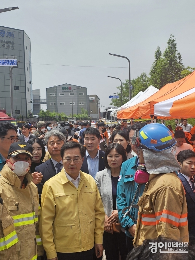 김동연 경기도지사와 화성시의회 경제환경위원회 위원들이 전곡리 일차전지 제조업체 화재현장을 긴급 방문해 상황을 파악하고 있다. <사진=화성시의회>