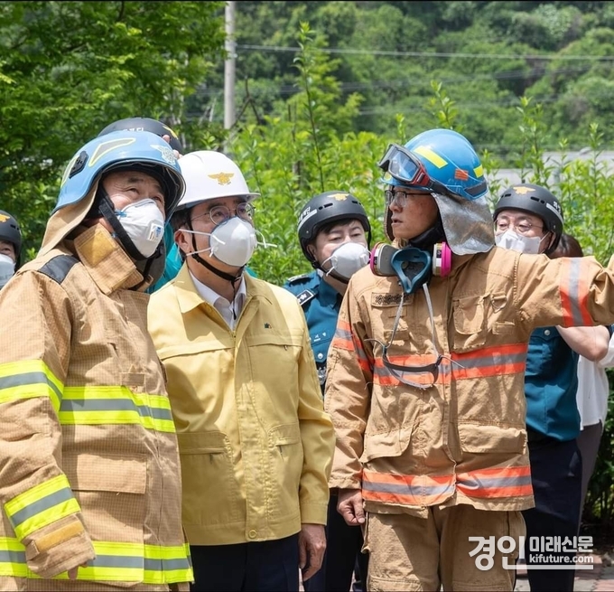 김동연 경기도지사(가운데)가 화성시 일차전지 제조업체 화제현장에서 소방당국 관계자에게 보고를 받고 있다. <사진=김동연SNS>