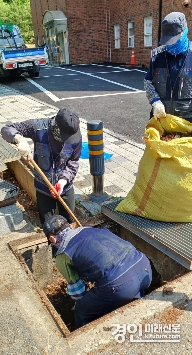 시흥시 관계자들이 우수 관로 등 정비를 실시하고 있다. <사진=시흥시>