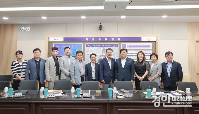 시흥시가 지난 24일 소상공인연합회 임원진과 간담회를 갖고 기념촬영을 하고 있다. <사진=시흥시>