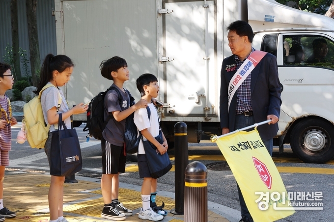 하은호 군포시장이 초등학생 등교시간에 교통지도를 하고 있다. <사진=군포시>