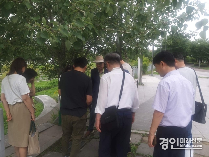 광명시 관계자들이 지난 26일 우기에 대비한 빗물받이 현장을 점검하고 있다. <사진=광명시>