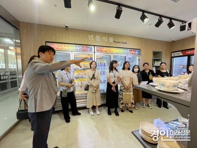 인천 남동구 글로벌 소셜기자단이 남동구 중소기업 전시 판매장을 둘러보고 있다. <사진=남동구>