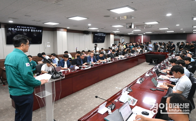 손임성 재난안전대책본부 차장(화성부시장)이 아리셀 화재사고 브리핑을 하고 있다. <사진=화성시>