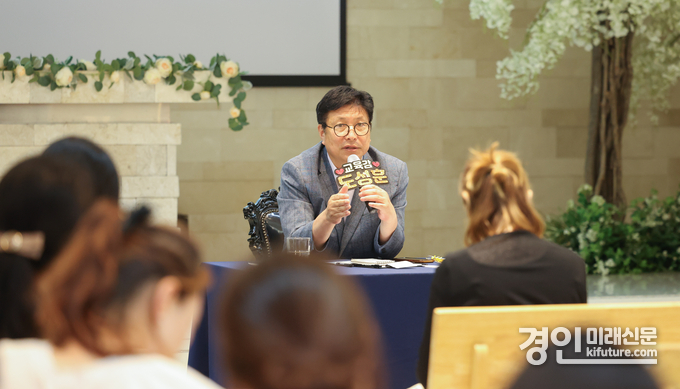 도성훈 인천광역시교육감이 유치원 학부모와 교육 관련 소통 간담회를 갖고 있다. <사진=인천시교육청>