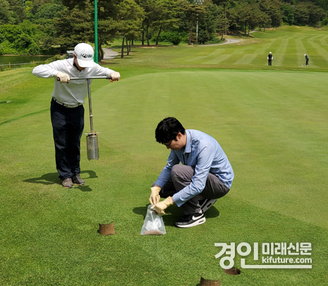 경기도 관계자가 골프장에서 농약잔류량 검사를 위해 시료를 채취하고 있다. <사진=경기도>