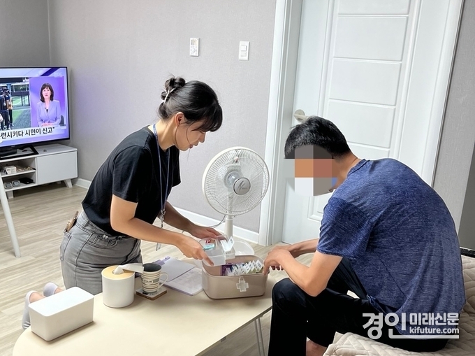 인천 연수구 옥련2동 지역사회보장협의체가 저소득층 안전 상비약 세트를 지원하고 있다. <사진=연수구>