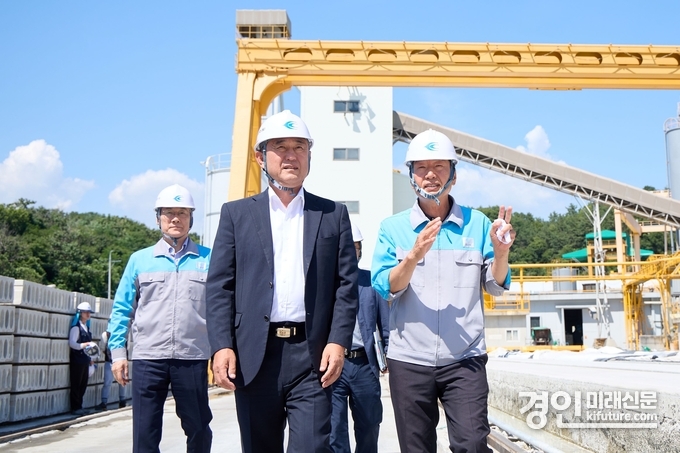 이충우 여주시장(왼쪽)이 강남건영(주)을 방문해 관계자의 설명을 듣고 있다. <사진=여주시>
