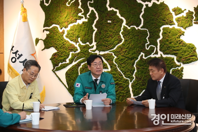 화성시가 산업안전본부 설치(왼쪽부터 김광재 화성산업진흥원장, 정명근 화성시장, 안상교 화성상공회의소장)를 논의하고 있다 .<사진=화성시>
