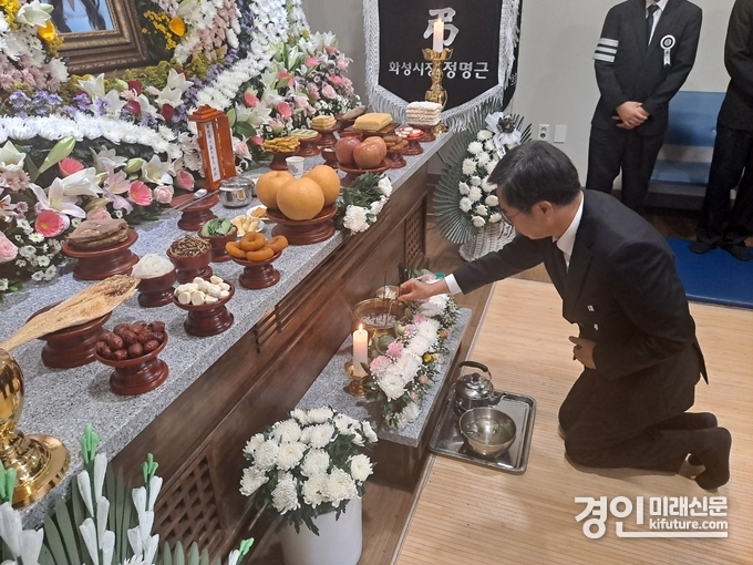 김동연 경기도지사가 화성 공장화재 사고 희생자 빈소에 조문을 하고 있다. <사진=경기도>