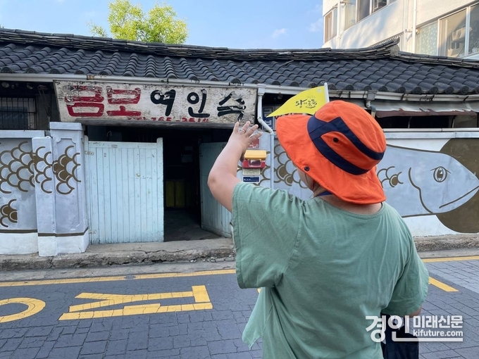 마을해설사가 행궁동 골목에 대해 설명을 하고 있다. <사진=수원문화재단>